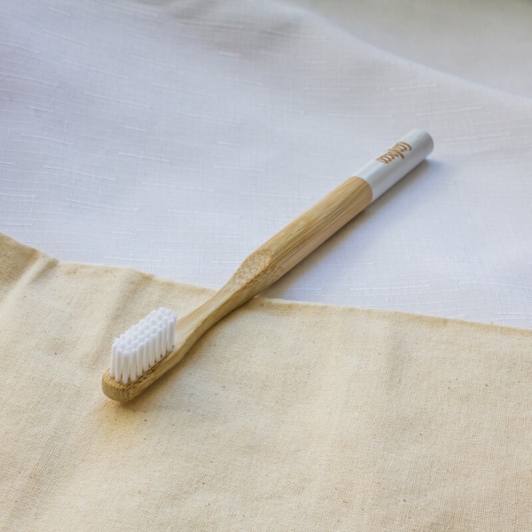 Biela bambusová zubná kefka – Jemná