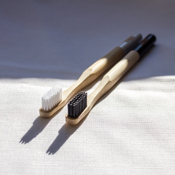 Bambusové zubné kefky – čierne a biele