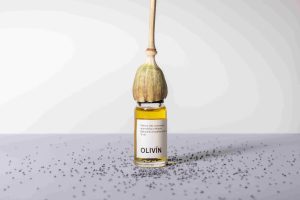 Protizápalový pleťový olej OLIVÍN
Verilo sa, že olivín je darom matky prírody. Čoho svedectvom je aj náš pleťový olej. Tento produkt obsahuje prírodný retinol (bakuchiol – 1%), ľahko vstrebateľné rastlinné oleje s vysokým obsahom kyseliny linolovej a skvelú kombináciu protizápalových esenciálnych olejov, ako sú čajovník austrálsky, pačuli obyčajná, levanduľa úzkolistá a citrón. Bakuchiol zlepšuje obranyschopnosť pokožky pred oxidačným a zápalovým stresom, podporuje syntézu kolagénu a aktivuje gény proti starnutiu.