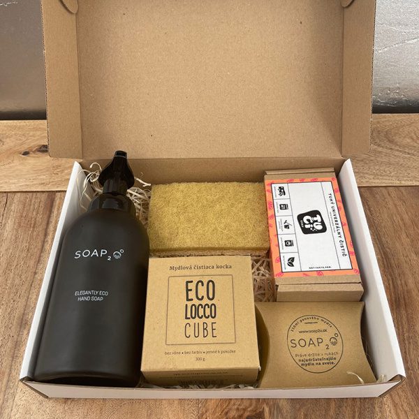Darčekový balík ekologická domácnosť je akýsi “zero waste starter pack”, ktorý ocení ktokoľvek, kto sa aspoň trošku zaujíma o svet okolo nás