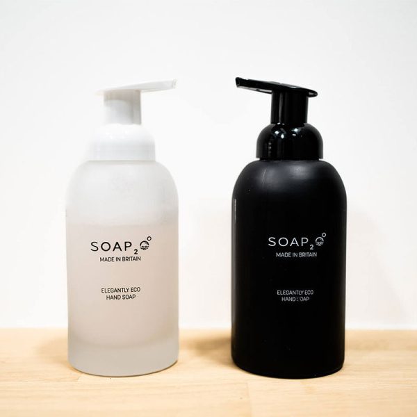 Dávkovač mydla Soap₂o - elegantné ekologické sklenené fľašky s mydlom na ruky, ktoré sú dostupné v polnočnej čiernej a porcelánovo bielej farbe.
