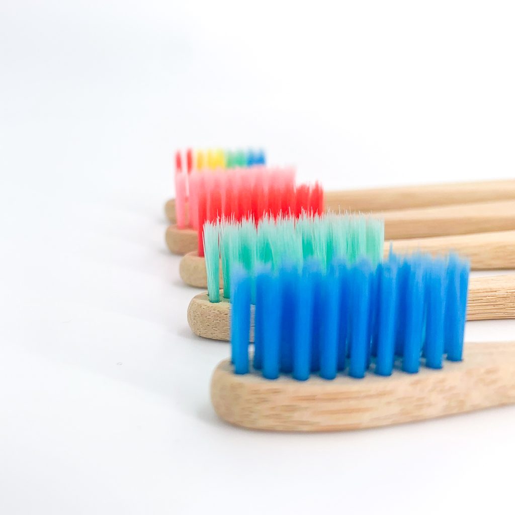 Vyber si originálne bambusové zubné kefky ecolocco. Ich rúčky sú zo 100 % bambusového dreva, vďaka čomu sa po skončení životnosti jednoducho rozložia. Máme niečo pre každého: preferuješ klasické farby plné elegancie alebo máš zálusk na niečo farebnejšie? Najlepšie spravíš, ak si vyberieš niektorý z výhodných setov drevených zubných kefiek: potešíš tak nielen planétu, ale aj peňaženku.